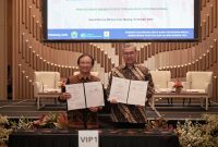 Penandatanganan Adendum Perjanjian Kerja Sama (PKS) tentang Penyediaan Tenaga Listrik dan Percepatan Investasi di Sektor Ketenagalistrikan oleh Deputi Bidang Kerja Sama Penanaman Modal Kementerian Investasi dan Hilirisasi/Badan Koordinasi Penanaman Modal (BKPM), Tirta Nugraha Mursitama (kanan) dan Direktur Retail dan Niaga PLN, Adi Priyanto (kiri) yang diselenggarakan di Malang, Jawa Timur, Kamis (16/10).