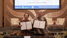 Penandatanganan Adendum Perjanjian Kerja Sama (PKS) tentang Penyediaan Tenaga Listrik dan Percepatan Investasi di Sektor Ketenagalistrikan oleh Deputi Bidang Kerja Sama Penanaman Modal Kementerian Investasi dan Hilirisasi/Badan Koordinasi Penanaman Modal (BKPM), Tirta Nugraha Mursitama (kanan) dan Direktur Retail dan Niaga PLN, Adi Priyanto (kiri) yang diselenggarakan di Malang, Jawa Timur, Kamis (16/10).