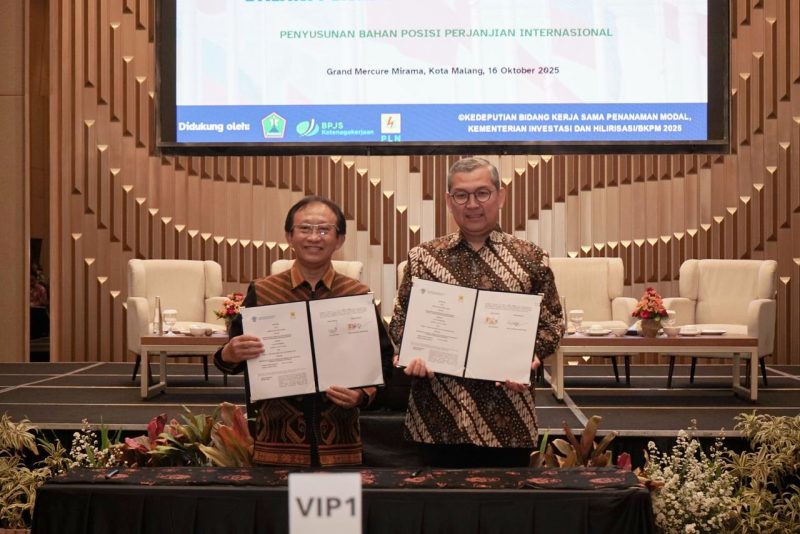 Penandatanganan Adendum Perjanjian Kerja Sama (PKS) tentang Penyediaan Tenaga Listrik dan Percepatan Investasi di Sektor Ketenagalistrikan oleh Deputi Bidang Kerja Sama Penanaman Modal Kementerian Investasi dan Hilirisasi/Badan Koordinasi Penanaman Modal (BKPM), Tirta Nugraha Mursitama (kanan) dan Direktur Retail dan Niaga PLN, Adi Priyanto (kiri) yang diselenggarakan di Malang, Jawa Timur, Kamis (16/10).