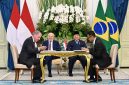 Disaksikan Presiden Republik Indonesia, Prabowo Subianto (kedua dari kanan) dan Presiden Brasil, Luiz Inácio Lula da Silva (kedua dari kiri), Direktur Utama PLN, Darmawan Prasodjo (kanan) dan Indonesia Country Manager J&F, Jose Carlos Grubisich Filho (kiri) menandatangani nota kesepahaman tentang kerja sama studi pengembangan pembangkit listrik tenaga air dalam mendukung transisi energi di Indonesia pada Kamis (23/10) di Istana Merdeka, Jakarta. ( Sumber foto: BPMI Setpres )