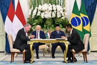 Disaksikan Presiden Republik Indonesia, Prabowo Subianto (kedua dari kanan) dan Presiden Brasil, Luiz Inácio Lula da Silva (kedua dari kiri), Direktur Utama PLN, Darmawan Prasodjo (kanan) dan Indonesia Country Manager J&F, Jose Carlos Grubisich Filho (kiri) menandatangani nota kesepahaman tentang kerja sama studi pengembangan pembangkit listrik tenaga air dalam mendukung transisi energi di Indonesia pada Kamis (23/10) di Istana Merdeka, Jakarta. ( Sumber foto: BPMI Setpres )