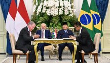 Disaksikan Presiden Republik Indonesia, Prabowo Subianto (kedua dari kanan) dan Presiden Brasil, Luiz Inácio Lula da Silva (kedua dari kiri), Direktur Utama PLN, Darmawan Prasodjo (kanan) dan Indonesia Country Manager J&F, Jose Carlos Grubisich Filho (kiri) menandatangani nota kesepahaman tentang kerja sama studi pengembangan pembangkit listrik tenaga air dalam mendukung transisi energi di Indonesia pada Kamis (23/10) di Istana Merdeka, Jakarta. ( Sumber foto: BPMI Setpres )