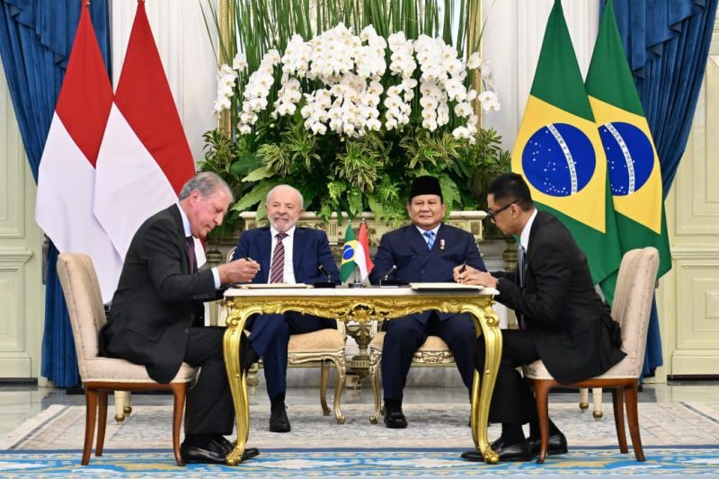 Disaksikan Presiden Republik Indonesia, Prabowo Subianto (kedua dari kanan) dan Presiden Brasil, Luiz Inácio Lula da Silva (kedua dari kiri), Direktur Utama PLN, Darmawan Prasodjo (kanan) dan Indonesia Country Manager J&F, Jose Carlos Grubisich Filho (kiri) menandatangani nota kesepahaman tentang kerja sama studi pengembangan pembangkit listrik tenaga air dalam mendukung transisi energi di Indonesia pada Kamis (23/10) di Istana Merdeka, Jakarta. ( Sumber foto: BPMI Setpres )