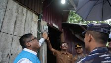 Direktur Perencanaan Korporat dan Pengembangan Bisnis PLN, Hartanto Wibowo (kiri), menyalakan sambungan listrik di salah satu rumah penerima manfaat program 