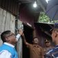 Direktur Perencanaan Korporat dan Pengembangan Bisnis PLN, Hartanto Wibowo (kiri), menyalakan sambungan listrik di salah satu rumah penerima manfaat program 