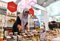 Keterangan Foto 2: Salah satu UMKM Binaan Pertamina Ning Niniek asal Surabaya saat mengikuti acara Trade Expo Indonesia 40th yang diselenggarakan di ICE BSD, Tangerang, Banten pada Sabtu (18/10/2025).