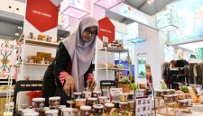 Keterangan Foto 2: Salah satu UMKM Binaan Pertamina Ning Niniek asal Surabaya saat mengikuti acara Trade Expo Indonesia 40th yang diselenggarakan di ICE BSD, Tangerang, Banten pada Sabtu (18/10/2025).