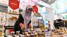 Keterangan Foto 2: Salah satu UMKM Binaan Pertamina Ning Niniek asal Surabaya saat mengikuti acara Trade Expo Indonesia 40th yang diselenggarakan di ICE BSD, Tangerang, Banten pada Sabtu (18/10/2025).