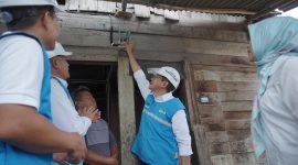 Direktur Transmisi dan Perencanaan Sistem PLN, Edwin Nugraha Putra (kedua dari kanan) bersama General Manager PLN Unit Induk Distribusi Sumatera Utara, Ahmad Syauki (kiri), dan General Manager Unit Induk Penyaluran dan Pusat Pengatur Beban Sumatera, Amirrudin (kedua dari kiri) secara simbolis menyalakan lampu rumah Marluga Marbun (tengah), salah satu penerima manfaat program penyambungan listrik gratis 