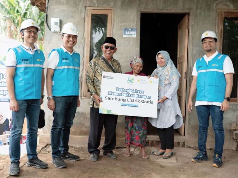 Sebanyak 21 Keluarga kurang mampu di Desa Sumberkencono Banyuwangi kini resmi menikmati penyalaan1 listrik gratis berkat kolaborasi antara PT PLN Energi Primer Indonesia (PLN EPI) dan PLN Unit Induk Distribusi (UID) Jawa Timur, dalam program sosial Light Up The Dream (LUTD).