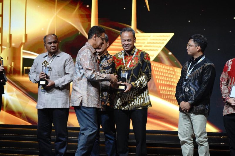 Direktur Utama PLN Nusantara Power Ruly Firmansyah saat menerima penghargaan Subroto Award 2025. PLN NP konsisten meraih penghargaan ini setiap tahunnya. Di tahun 2025, PLN NP menggaet 5 penghargaan dsri berbagai kategori.