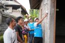 Direktur Teknologi, Engineering, dan Keberlanjutan PT PLN (Persero), Evy Haryadi (kanan) didampingi General Manager PLN UID Bali, Eric Rossi Priyo Nugroho (dua dari kanan) saat melakukan penyalaan simbolis bantuan penyambungan listrik gratis di Desa Marga Tua, Kabupaten Tabanan, Bali pada Rabu, (22/10). Program bertajuk“Berbagi Cahaya, Menumbuhkan Harapan”dalam rangka Hari Listrik Nasional ke-80 ini disaksikan langsung oleh penerima bantuan dengan penuh suka cita.