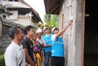 Direktur Teknologi, Engineering, dan Keberlanjutan PT PLN (Persero), Evy Haryadi (kanan) didampingi General Manager PLN UID Bali, Eric Rossi Priyo Nugroho (dua dari kanan) saat melakukan penyalaan simbolis bantuan penyambungan listrik gratis di Desa Marga Tua, Kabupaten Tabanan, Bali pada Rabu, (22/10). Program bertajuk“Berbagi Cahaya, Menumbuhkan Harapan”dalam rangka Hari Listrik Nasional ke-80 ini disaksikan langsung oleh penerima bantuan dengan penuh suka cita.