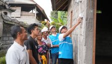 Direktur Teknologi, Engineering, dan Keberlanjutan PT PLN (Persero), Evy Haryadi (kanan) didampingi General Manager PLN UID Bali, Eric Rossi Priyo Nugroho (dua dari kanan) saat melakukan penyalaan simbolis bantuan penyambungan listrik gratis di Desa Marga Tua, Kabupaten Tabanan, Bali pada Rabu, (22/10). Program bertajuk“Berbagi Cahaya, Menumbuhkan Harapan”dalam rangka Hari Listrik Nasional ke-80 ini disaksikan langsung oleh penerima bantuan dengan penuh suka cita.