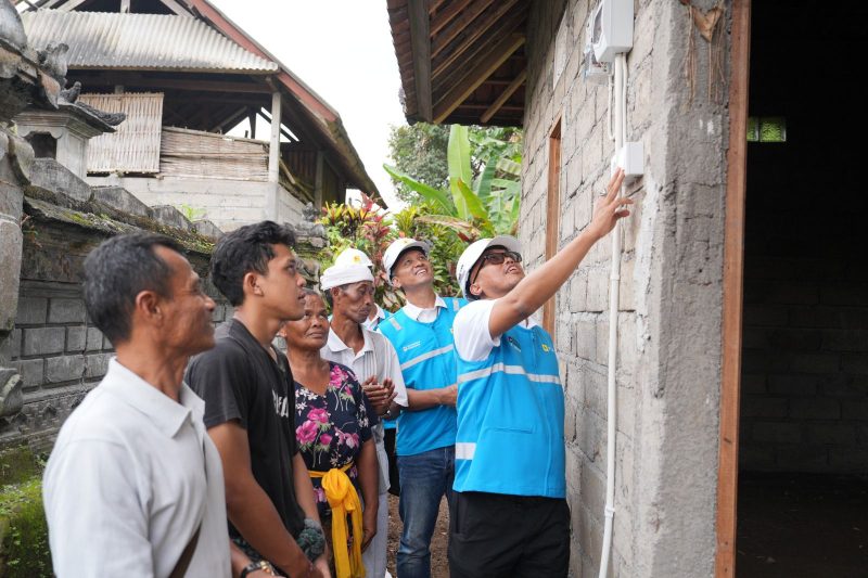 Direktur Teknologi, Engineering, dan Keberlanjutan PT PLN (Persero), Evy Haryadi (kanan) didampingi General Manager PLN UID Bali, Eric Rossi Priyo Nugroho (dua dari kanan) saat melakukan penyalaan simbolis bantuan penyambungan listrik gratis di Desa Marga Tua, Kabupaten Tabanan, Bali pada Rabu, (22/10). Program bertajuk“Berbagi Cahaya, Menumbuhkan Harapan”dalam rangka Hari Listrik Nasional ke-80 ini disaksikan langsung oleh penerima bantuan dengan penuh suka cita.