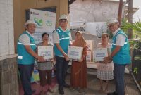 Direktur Utama PLN Nusantara Power Ruly Firmansyah (kanan), Direktur MHC & Administrasi PLN NP TB Ari Wibawa Mukti (tengah), Sekretaris Perusahaan PLN NP Hamidi Hamid (kiri) saat memberikan bantuan sembako kepada penerima manfaat di Surabaya.