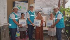 Direktur Utama PLN Nusantara Power Ruly Firmansyah (kanan), Direktur MHC & Administrasi PLN NP TB Ari Wibawa Mukti (tengah), Sekretaris Perusahaan PLN NP Hamidi Hamid (kiri) saat memberikan bantuan sembako kepada penerima manfaat di Surabaya.