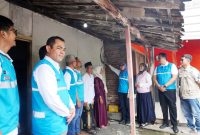 Direktur Distribusi PLN, Arsyadany G. Akmalaputri (keempat dari kanan) saat menyalakan listrik untuk pertama kali di rumah salah satu perima manfaat di Desa Karangasem, Kecamatan Sayung, Kabupaten Demak, Jawa Tengah, pada Kamis (23/10).