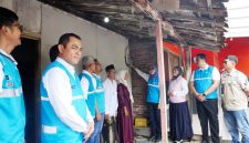 Direktur Distribusi PLN, Arsyadany G. Akmalaputri (keempat dari kanan) saat menyalakan listrik untuk pertama kali di rumah salah satu perima manfaat di Desa Karangasem, Kecamatan Sayung, Kabupaten Demak, Jawa Tengah, pada Kamis (23/10).