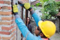 Parno tidak dapat menyembunyikan kegembiraannya ketika petugas PLN menyambung listrik di rumahnya Desa Bukur, Kecamatan Sumbergempol, Kabupaten Tulungagung, Jawa Timur.