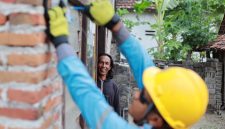 Parno tidak dapat menyembunyikan kegembiraannya ketika petugas PLN menyambung listrik di rumahnya Desa Bukur, Kecamatan Sumbergempol, Kabupaten Tulungagung, Jawa Timur.