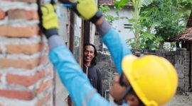 Parno tidak dapat menyembunyikan kegembiraannya ketika petugas PLN menyambung listrik di rumahnya Desa Bukur, Kecamatan Sumbergempol, Kabupaten Tulungagung, Jawa Timur.