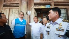 Menteri ESDM, Bahlil Lahadalia (tengah) didampingi oleh Gubernur Sulawesi Utara, Yulius Selvanus (kanan), Plt Direktur Jenderal Ketenagalistrikan KESDM, Tri Winarno (kiri) dan Direktur Utama PLN, Darmawan Prasodjo ketika secara simbolis menyalakan rumah Warga penerima manfaat BPBL, Jolly Walangitan (kedua dari kanan) di Desa Winebetan, Kecamatan Langowan Selatan, Kabupaten Minahasa, Sulawesi Utara pada Rabu (29/10)