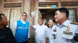 Menteri ESDM, Bahlil Lahadalia (tengah) didampingi oleh Gubernur Sulawesi Utara, Yulius Selvanus (kanan), Plt Direktur Jenderal Ketenagalistrikan KESDM, Tri Winarno (kiri) dan Direktur Utama PLN, Darmawan Prasodjo ketika secara simbolis menyalakan rumah Warga penerima manfaat BPBL, Jolly Walangitan (kedua dari kanan) di Desa Winebetan, Kecamatan Langowan Selatan, Kabupaten Minahasa, Sulawesi Utara pada Rabu (29/10)