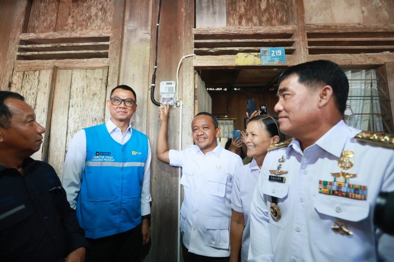 Menteri ESDM, Bahlil Lahadalia (tengah) didampingi oleh Gubernur Sulawesi Utara, Yulius Selvanus (kanan), Plt Direktur Jenderal Ketenagalistrikan KESDM, Tri Winarno (kiri) dan Direktur Utama PLN, Darmawan Prasodjo ketika secara simbolis menyalakan rumah Warga penerima manfaat BPBL, Jolly Walangitan (kedua dari kanan) di Desa Winebetan, Kecamatan Langowan Selatan, Kabupaten Minahasa, Sulawesi Utara pada Rabu (29/10)