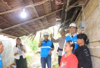 Direktur Manajemen Pembangkitan PLN, Rizal Calvary Marimbo (kedua dari kanan) secara simbolis menyalakan listrik di rumah salah satu penerima program sambung listrik gratis 