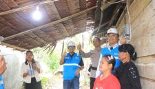 Direktur Manajemen Pembangkitan PLN, Rizal Calvary Marimbo (kedua dari kanan) secara simbolis menyalakan listrik di rumah salah satu penerima program sambung listrik gratis