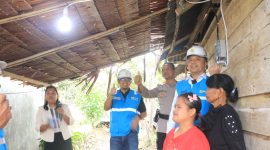 Direktur Manajemen Pembangkitan PLN, Rizal Calvary Marimbo (kedua dari kanan) secara simbolis menyalakan listrik di rumah salah satu penerima program sambung listrik gratis 