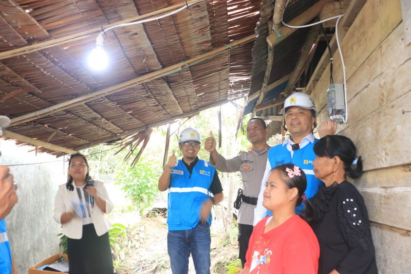 Direktur Manajemen Pembangkitan PLN, Rizal Calvary Marimbo (kedua dari kanan) secara simbolis menyalakan listrik di rumah salah satu penerima program sambung listrik gratis