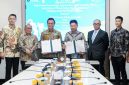 Bertepatan dengan Hari Listrik Nasional (HLN) pada Senin (27/10), PLN EPI resmi menandatangani kontrak Engineering, Procurement, Construction and Installation (EPCI) Proyek Pipa Gas West Natuna Transportation System (WNTS) – Pulau Pemping bersama PT Timas Suplindo.
Kiri ke Kanan: Ridwan Dhani Wirianata (Komisaris Independen PLN EPI), Nikson Silalahi (Komisaris Utama PLN EPI), Rakhmad Dewanto (Direktur Utama PLN EPI),  Sulianto Entong (Direktur Utama PT Timas Suplindo), Anggawira (Tenaga Ahli Menteri ESDM Bidang Monitoring dan Evaluasi Pembangunan Infrastruktur Minyak dan Gas), Hugo Tangara (Director of Bussiness Development PT Timas Suplindo)