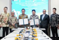 Bertepatan dengan Hari Listrik Nasional (HLN) pada Senin (27/10), PLN EPI resmi menandatangani kontrak Engineering, Procurement, Construction and Installation (EPCI) Proyek Pipa Gas West Natuna Transportation System (WNTS) – Pulau Pemping bersama PT Timas Suplindo.

Kiri ke Kanan: Ridwan Dhani Wirianata (Komisaris Independen PLN EPI), Nikson Silalahi (Komisaris Utama PLN EPI), Rakhmad Dewanto (Direktur Utama PLN EPI),  Sulianto Entong (Direktur Utama PT Timas Suplindo), Anggawira (Tenaga Ahli Menteri ESDM Bidang Monitoring dan Evaluasi Pembangunan Infrastruktur Minyak dan Gas), Hugo Tangara (Director of Bussiness Development PT Timas Suplindo)