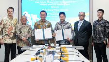 Bertepatan dengan Hari Listrik Nasional (HLN) pada Senin (27/10), PLN EPI resmi menandatangani kontrak Engineering, Procurement, Construction and Installation (EPCI) Proyek Pipa Gas West Natuna Transportation System (WNTS) – Pulau Pemping bersama PT Timas Suplindo.
Kiri ke Kanan: Ridwan Dhani Wirianata (Komisaris Independen PLN EPI), Nikson Silalahi (Komisaris Utama PLN EPI), Rakhmad Dewanto (Direktur Utama PLN EPI),  Sulianto Entong (Direktur Utama PT Timas Suplindo), Anggawira (Tenaga Ahli Menteri ESDM Bidang Monitoring dan Evaluasi Pembangunan Infrastruktur Minyak dan Gas), Hugo Tangara (Director of Bussiness Development PT Timas Suplindo)