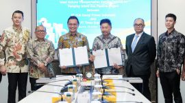 Bertepatan dengan Hari Listrik Nasional (HLN) pada Senin (27/10), PLN EPI resmi menandatangani kontrak Engineering, Procurement, Construction and Installation (EPCI) Proyek Pipa Gas West Natuna Transportation System (WNTS) – Pulau Pemping bersama PT Timas Suplindo.

Kiri ke Kanan: Ridwan Dhani Wirianata (Komisaris Independen PLN EPI), Nikson Silalahi (Komisaris Utama PLN EPI), Rakhmad Dewanto (Direktur Utama PLN EPI),  Sulianto Entong (Direktur Utama PT Timas Suplindo), Anggawira (Tenaga Ahli Menteri ESDM Bidang Monitoring dan Evaluasi Pembangunan Infrastruktur Minyak dan Gas), Hugo Tangara (Director of Bussiness Development PT Timas Suplindo)