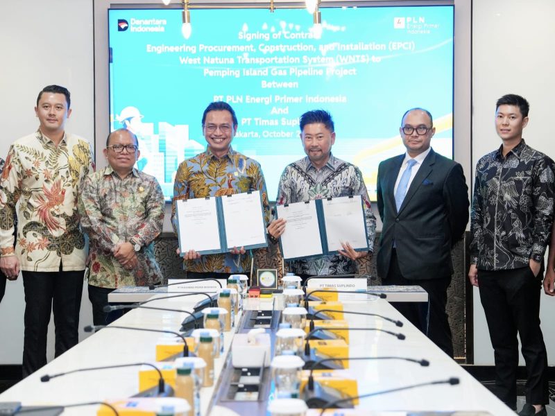 Bertepatan dengan Hari Listrik Nasional (HLN) pada Senin (27/10), PLN EPI resmi menandatangani kontrak Engineering, Procurement, Construction and Installation (EPCI) Proyek Pipa Gas West Natuna Transportation System (WNTS) – Pulau Pemping bersama PT Timas Suplindo.
Kiri ke Kanan: Ridwan Dhani Wirianata (Komisaris Independen PLN EPI), Nikson Silalahi (Komisaris Utama PLN EPI), Rakhmad Dewanto (Direktur Utama PLN EPI),  Sulianto Entong (Direktur Utama PT Timas Suplindo), Anggawira (Tenaga Ahli Menteri ESDM Bidang Monitoring dan Evaluasi Pembangunan Infrastruktur Minyak dan Gas), Hugo Tangara (Director of Bussiness Development PT Timas Suplindo)