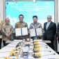 Bertepatan dengan Hari Listrik Nasional (HLN) pada Senin (27/10), PLN EPI resmi menandatangani kontrak Engineering, Procurement, Construction and Installation (EPCI) Proyek Pipa Gas West Natuna Transportation System (WNTS) – Pulau Pemping bersama PT Timas Suplindo.

Kiri ke Kanan: Ridwan Dhani Wirianata (Komisaris Independen PLN EPI), Nikson Silalahi (Komisaris Utama PLN EPI), Rakhmad Dewanto (Direktur Utama PLN EPI),  Sulianto Entong (Direktur Utama PT Timas Suplindo), Anggawira (Tenaga Ahli Menteri ESDM Bidang Monitoring dan Evaluasi Pembangunan Infrastruktur Minyak dan Gas), Hugo Tangara (Director of Bussiness Development PT Timas Suplindo)