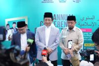 Menteri Agama Nasaruddin Umar (tengah) seusai memberikan sambutan dalam Annual Conference on Pesantren Education yang diselenggarakan oleh Majelis Masyayikh di Jakarta, Rabu (5/11/2025).