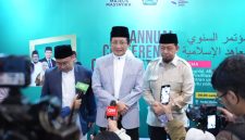 Menteri Agama Nasaruddin Umar (tengah) seusai memberikan sambutan dalam Annual Conference on Pesantren Education yang diselenggarakan oleh Majelis Masyayikh di Jakarta, Rabu (5/11/2025).