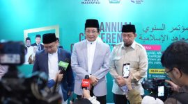 Menteri Agama Nasaruddin Umar (tengah) seusai memberikan sambutan dalam Annual Conference on Pesantren Education yang diselenggarakan oleh Majelis Masyayikh di Jakarta, Rabu (5/11/2025).
