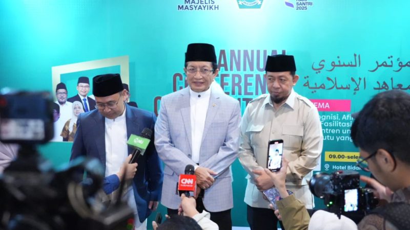 Menteri Agama Nasaruddin Umar (tengah) seusai memberikan sambutan dalam Annual Conference on Pesantren Education yang diselenggarakan oleh Majelis Masyayikh di Jakarta, Rabu (5/11/2025).