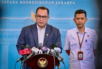 Presiden Prabowo Subianto memanggil Kepala Badan Riset dan Inovasi Nasional (BRIN) Arif Satria dan Wakil Kepala BRIN Amarulla Octavian ke Istana Merdeka, Jakarta, pada Senin, 24 November 2025. (Foto: BPMI Setpres)
