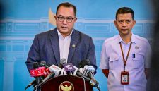 Presiden Prabowo Subianto memanggil Kepala Badan Riset dan Inovasi Nasional (BRIN) Arif Satria dan Wakil Kepala BRIN Amarulla Octavian ke Istana Merdeka, Jakarta, pada Senin, 24 November 2025. (Foto: BPMI Setpres)