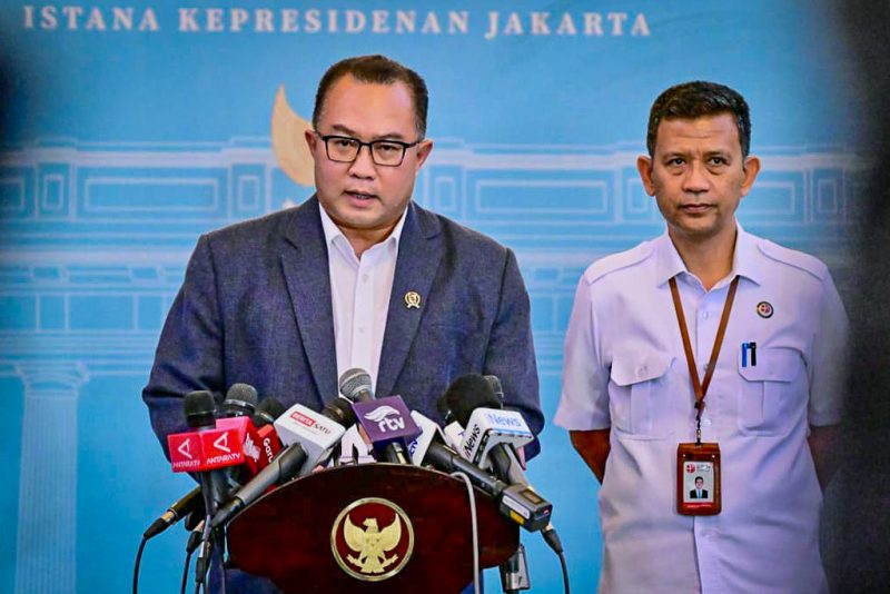 Presiden Prabowo Subianto memanggil Kepala Badan Riset dan Inovasi Nasional (BRIN) Arif Satria dan Wakil Kepala BRIN Amarulla Octavian ke Istana Merdeka, Jakarta, pada Senin, 24 November 2025. (Foto: BPMI Setpres)
