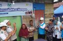 Momen penyalaan sambungan listrik program “Berbagi Cahaya, Menumbuhkan Harapan” oleh Direktur Manajemen Risiko PLN, Adi Lumakso (ketiga dari kanan), di rumah salah satu penerima manfaat, Nazaruddin (tengah). Rasa haru dan bahagia terpancar dari pasangan suami istri ini saat rumah mereka akhirnya memiliki sambungan listrik mandiri.