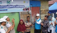 Momen penyalaan sambungan listrik program “Berbagi Cahaya, Menumbuhkan Harapan” oleh Direktur Manajemen Risiko PLN, Adi Lumakso (ketiga dari kanan), di rumah salah satu penerima manfaat, Nazaruddin (tengah). Rasa haru dan bahagia terpancar dari pasangan suami istri ini saat rumah mereka akhirnya memiliki sambungan listrik mandiri.