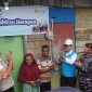 Momen penyalaan sambungan listrik program “Berbagi Cahaya, Menumbuhkan Harapan” oleh Direktur Manajemen Risiko PLN, Adi Lumakso (ketiga dari kanan), di rumah salah satu penerima manfaat, Nazaruddin (tengah). Rasa haru dan bahagia terpancar dari pasangan suami istri ini saat rumah mereka akhirnya memiliki sambungan listrik mandiri.