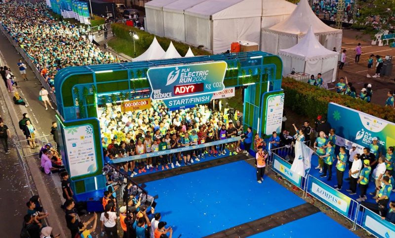 Antusiasme 6.500 peserta yang memadati garis start menanti momen flag off pada gelaran PLN Electric Run tahun 2024 lalu.